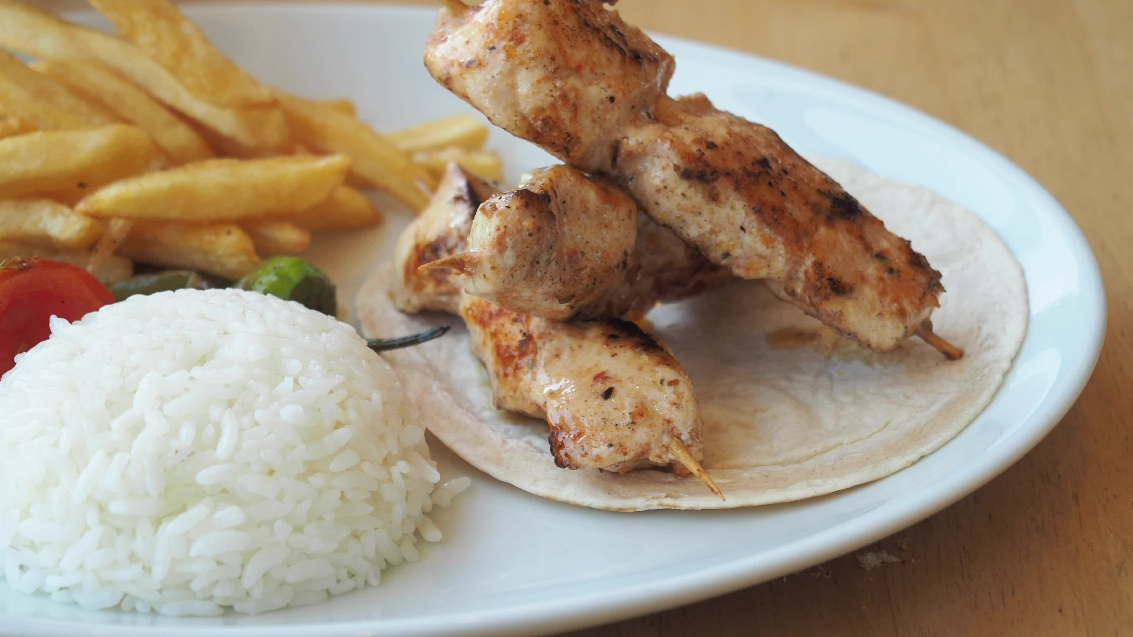 Brochettes de Poulet Riz et Frites 